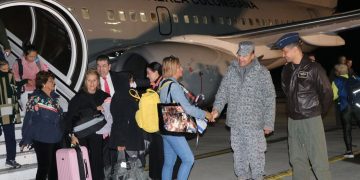 Arribó a Bogotá el primer vuelo humanitario con 110 colombianos repatriados desde Israel