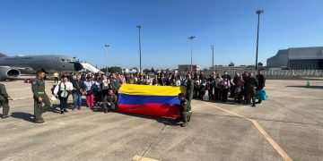 A salvo: primer grupo de colombianos que salió de Israel hizo su primera escala en Lisboa