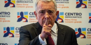 “Seguiré defendiendo mi tesis”: Álvaro Uribe al enterarse que será llamado a juicio