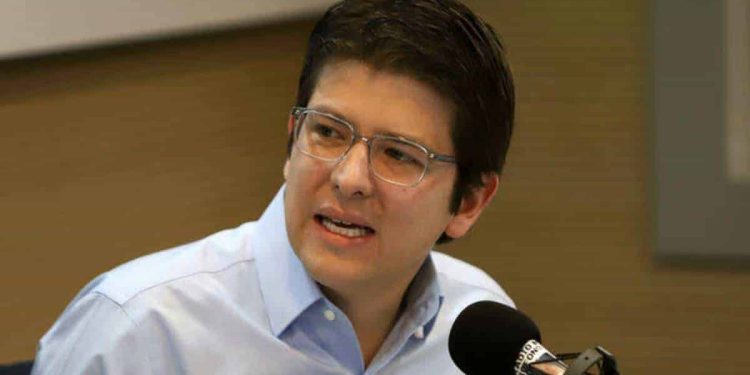 “Con el presupuesto de 2024, el Gobierno busca romper la regla fiscal y quebrar al país”: Miguel Uribe