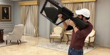 Nayib Bukele genera polémica en redes sociales posando con sofisticada arma