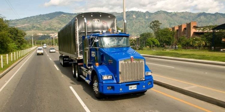Transportadores de carga irían a paro por aumento del precio del ACPM