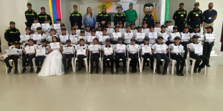 Graduados 58 niños, niñas y adolescentes como cívicos infantiles y juveniles
