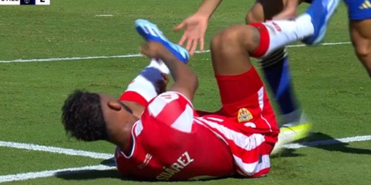 Tras anotar tres goles, Luis Suárez salió en ambulancia