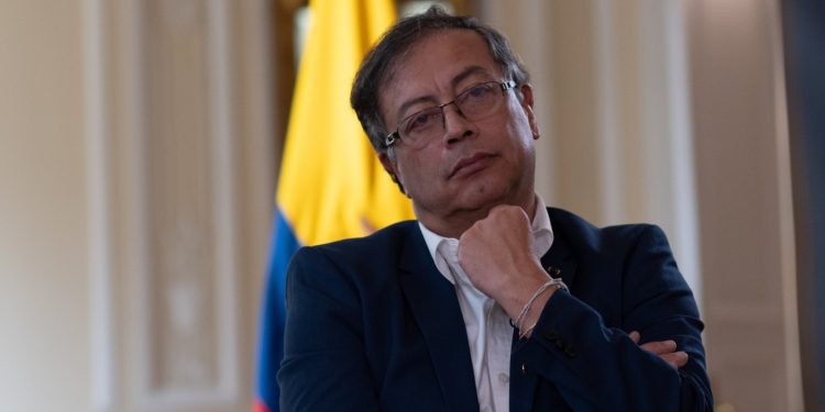 Petro arremetió contra la Fiscalía y calificó la compulsa de copias como un “error”