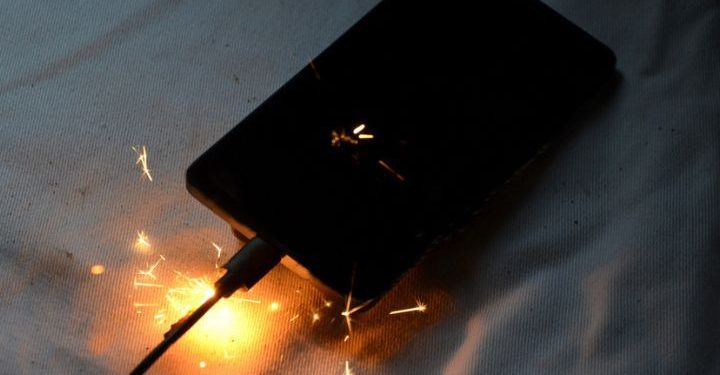 Joven murió tras explosión de dispositivo electrónico que cargaba cerca de su cama