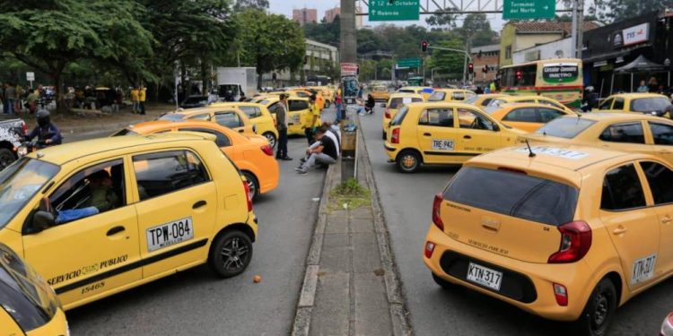 Taxistas anuncian cese de actividades el 25 de octubre y exigen renuncia de MinTransporte