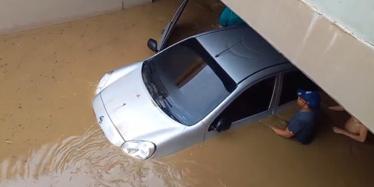 Más de 100 carros quedaron atrapados por fuertes lluvias en Cartagena