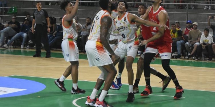 Titanes volvió a la victoria y quedó muy cerca de la final del baloncesto profesional