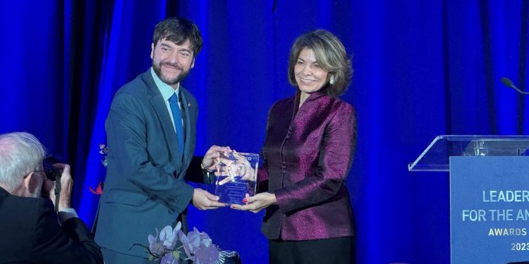 Alcalde Pumarejo recibió premio al liderazgo para las Américas, en Washington