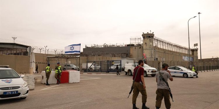 42 presos palestinos serán canjeados este sábado por 14 rehenes israelíes