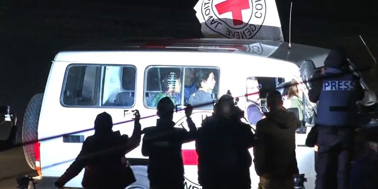 Ejército israelí confirmó que la Cruz Roja ya tiene al tercer grupo de rehenes liberados por Hamás