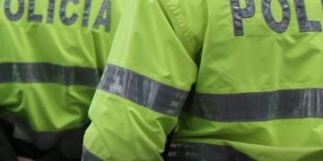 Formulan cargos contra policías que sacaron esposada a mujer de tienda Jon Sonen en Cartagena