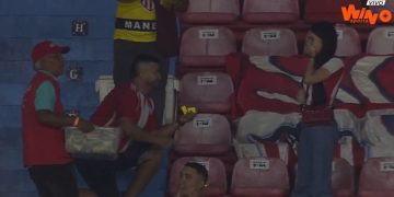 ¡Historia de amor en el Metropolitano!: Hincha de Junior pidió matrimonio a su novia en medio del partido
