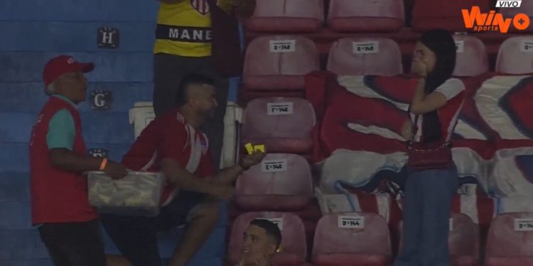 ¡Historia de amor en el Metropolitano!: Hincha de Junior pidió matrimonio a su novia en medio del partido