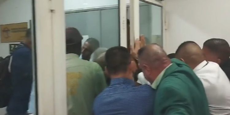 Prohíben el ingreso a delegados de la comisión de empalme de Cali en la sede de EMCALI