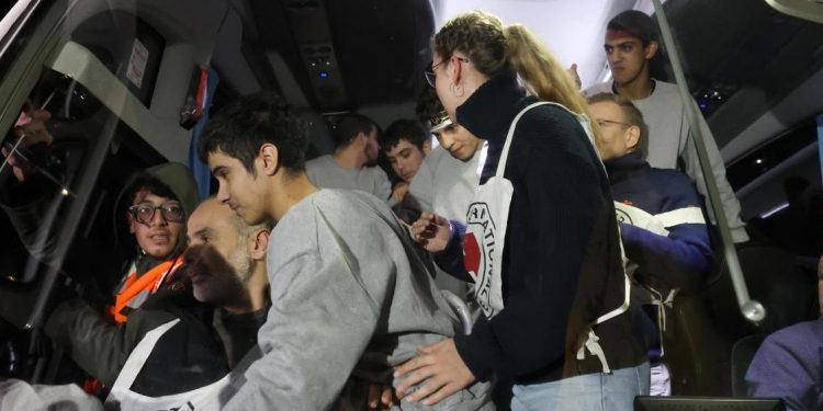 Israel excarcela a tres mujeres y treinta niños en el cuarto día de tregua