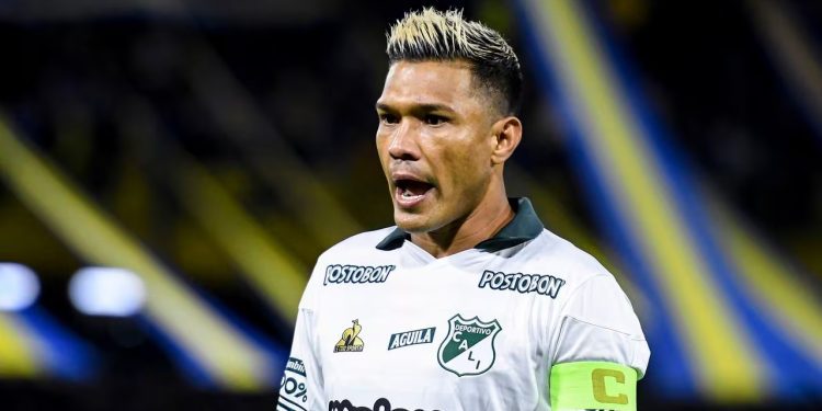 Teófilo Gutiérrez fue sancionado por presuntamente tocarle la nalga a una auxiliar de logística