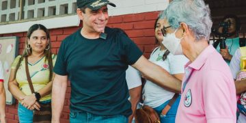 Alex Char recorrió con la comunidad varios colegios del barrio Santa María