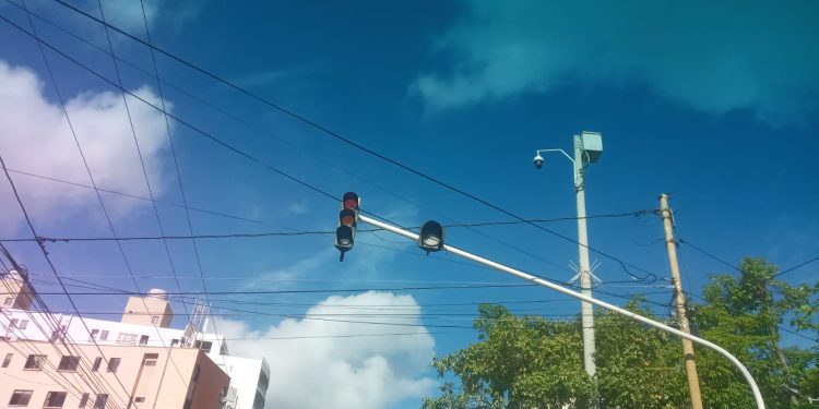 Semáforo dañado genera caos vehicular en la carrera 45 con calle 53