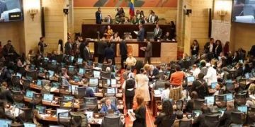 Tensión política por reforma a la salud: Centro Democrático dispuesto a dialogar, pero exige retiro del proyecto