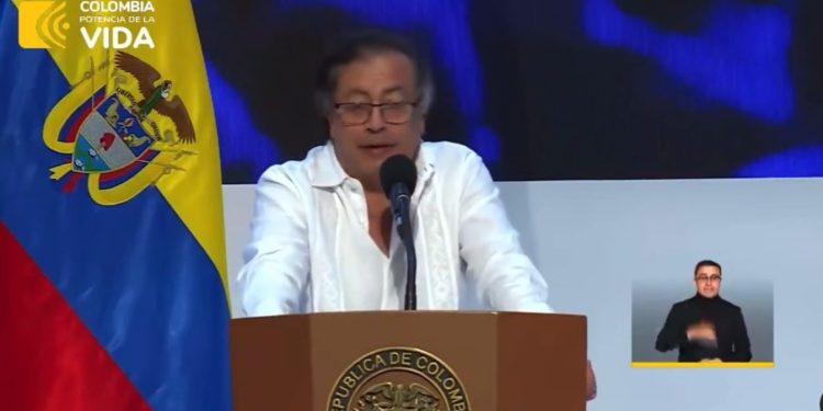 Gustavo Petro anuncia congelamiento de salarios altos en el sector público para el 2024