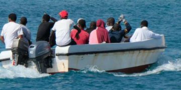 13 desaparecidos y un rescatado deja naufragio de carguero en Grecia