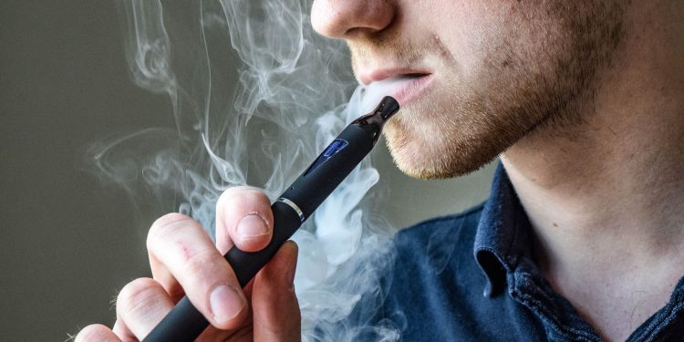 Estudio revela que el consumo de vapeadores causa 59 muertes en Colombia, con un impacto alarmante en la juventud