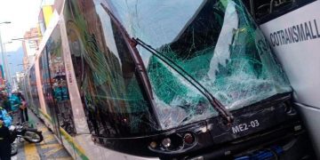 Aparatoso choque entre tranvía y bus dejó 15 personas lesionadas en Medellín