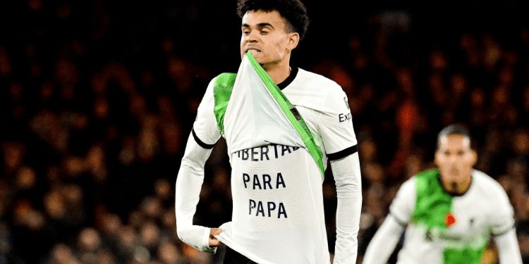 Gol de Luis Díaz en homenaje a su padre fue nominado como el mejor del mes en Liverpool