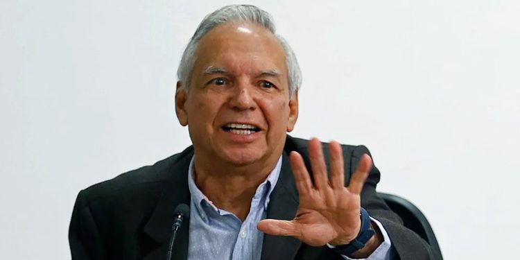 Ministro de Hacienda aclara que no habrá aumento de gasolina en diciembre, pero sí en enero del 2024