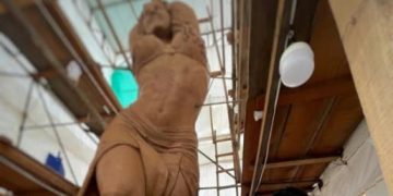 Emotivo preparativo de la inauguración de estatua en homenaje a Shakira en el Malecón del Río de Barranquilla