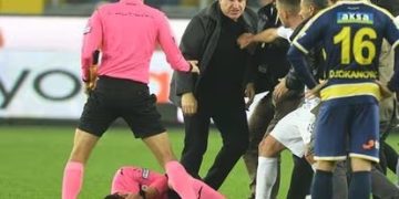 Turquía suspende todos los partidos de liga tras la agresión de un presidente a un árbitro