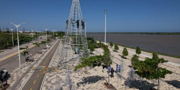 Árboles de 14 metros con tecnología de punta tendrá el alumbrado navideño que disfrutará Barranquilla en el Gran Malecón