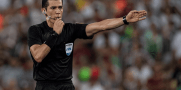 La estadística negativa de Junior con Andrés Rojas como juez central