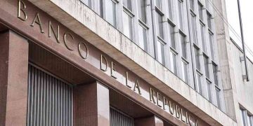 «De cada $100 que ganan los colombianos $32 se destinan a deudas»: Revela informe financiero del Banco de la República