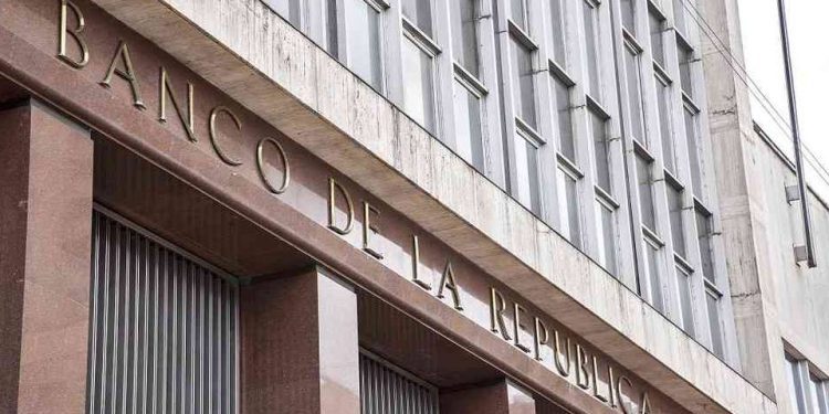 «De cada $100 que ganan los colombianos $32 se destinan a deudas»: Revela informe financiero del Banco de la República