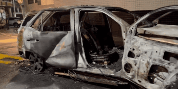 Hinchas de Santos quemaron el carro de colombiano Stiven Mendoza por descenso en Brasil