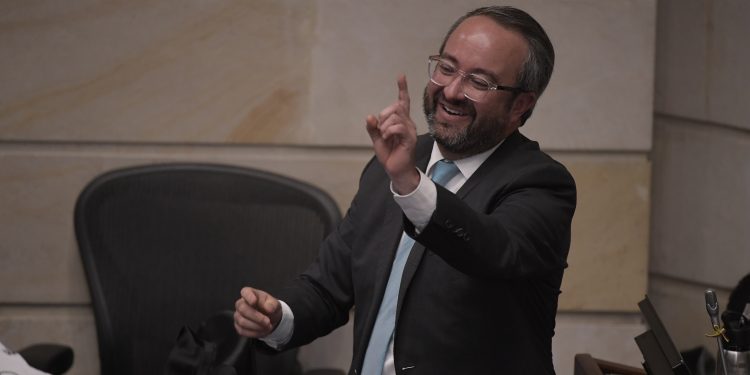 Senado evalúa declarar silla vacía en el caso de Ciro Ramírez y solicita certificaciones
