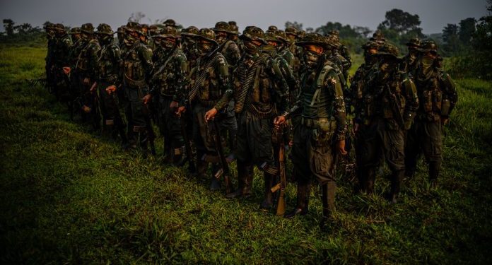 Grupos armados ilegales extorsionan con regalos navideños para reclutar niños, denuncia el Ejército