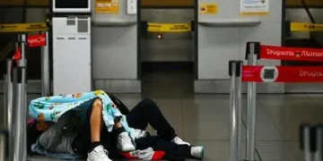 Desesperada situación de madre e hijo: viven en el Aeropuerto El Dorado tras pérdida de 600 millones de pesos