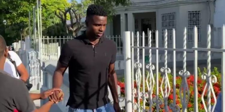 Marco Pérez llega a la sede administrativa del Junior para la firma del contrato