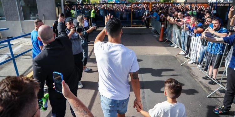 Así despidieron calurosamente los hinchas de Gremio a Luis Suárez