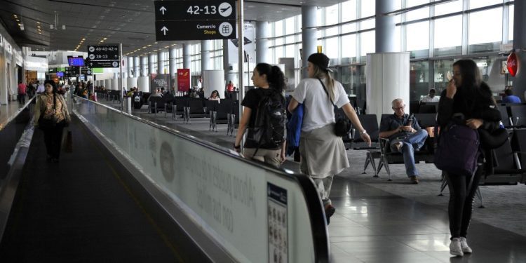Niña africana permaneció diez días escondida en el aeropuerto El Dorado tras ser abandonada por familiares