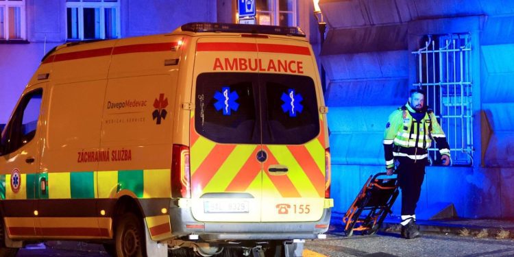 15 muertos y decenas de heridos dejó tiroteo en la Universidad Carolina