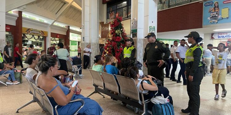 Policía se toma el Terminal de Transporte de la ciudad, brindando acompañamiento a los viajeros