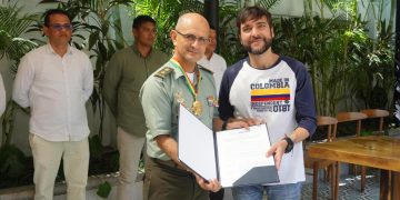 Alcalde Jaime Pumarejo condecoró B.G. Jorge Urquijo y a su equipo de seguridad