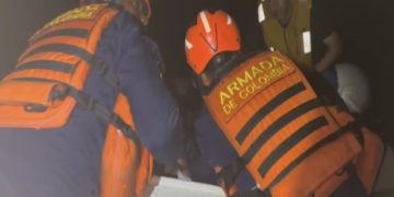 Armada de Colombia rescata a cinco extranjeros en emergencia en el mar