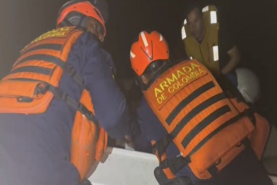 Armada de Colombia rescata a cinco extranjeros en emergencia en el mar