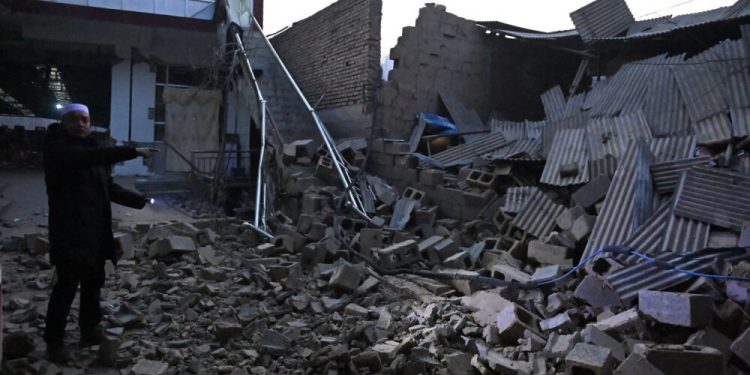 Intensifican tareas de rescate en China por terremoto que deja 118 muertos